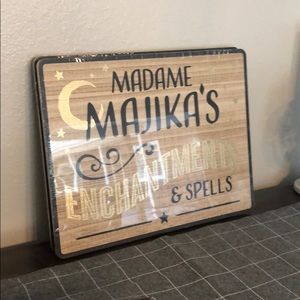 Madame Majikas sign